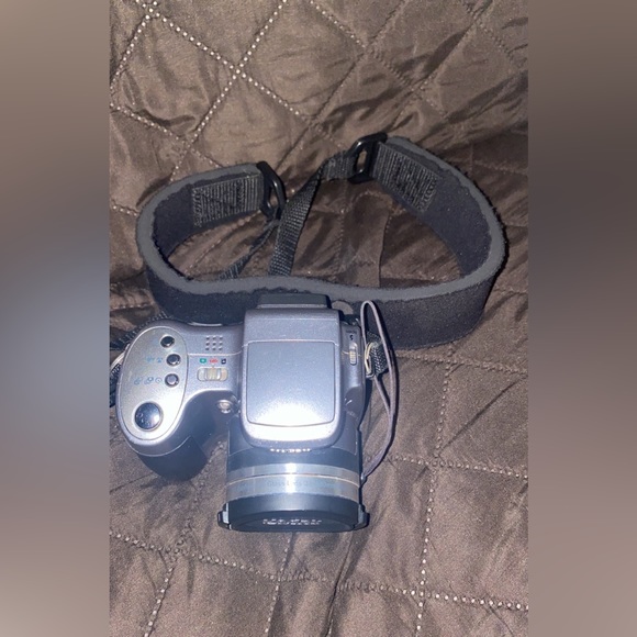 Kodak EasyShare Z740 Digital camera with band and case - Picture 3 of 8